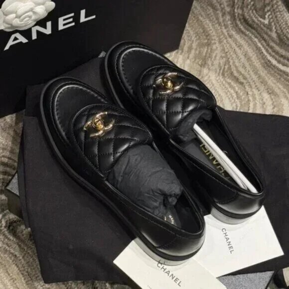 Chanel black quilted loafers with CC logo - Picture 2 of 3